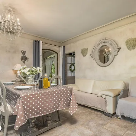 Les Petitons Aparthotel