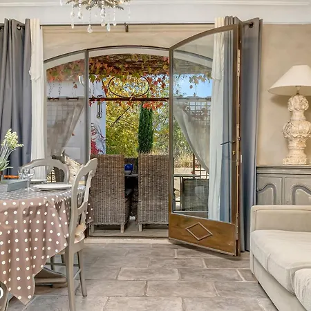 Les Petitons Aparthotel